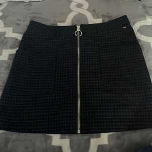 Plaid skirt that zips up in the middle. Great material, never worn.